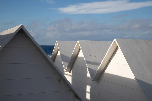 プロシダの白い空のビーチ小屋 — ストック写真