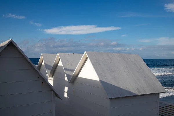 Білі Порожні Пляжні Хатинки Прочіді — стокове фото