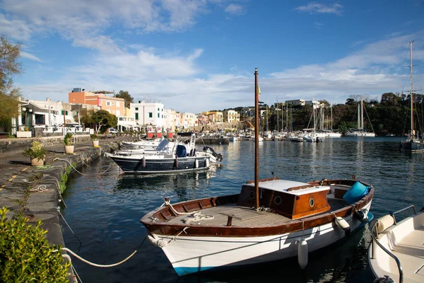 Piękna Włoska Wyspa Procida Słynie Kolorowych Przystani Wąskich Uliczek Wielu — Zdjęcie stockowe