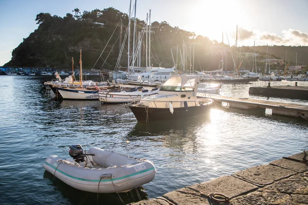 Mooie Italiaanse Eiland Procida Beroemd Zijn Kleurrijke Jachthaven Kleine Smalle — Stockfoto
