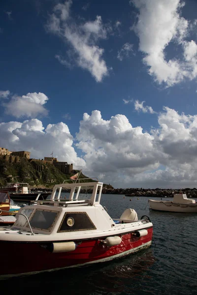 Mooie Italiaanse Eiland Procida Beroemd Zijn Kleurrijke Jachthaven Kleine Smalle — Stockfoto