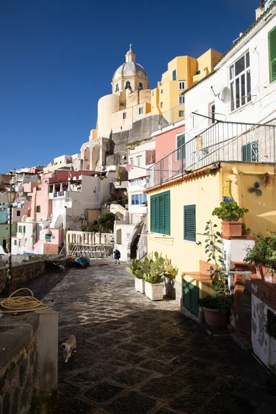 美丽的意大利岛屿 以其多彩的码头 狭窄的街道和许多海滩而闻名 — 图库照片