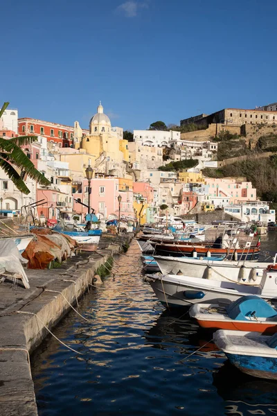 美丽的意大利岛屿 以其多彩的码头 狭窄的街道和许多海滩而闻名 — 图库照片
