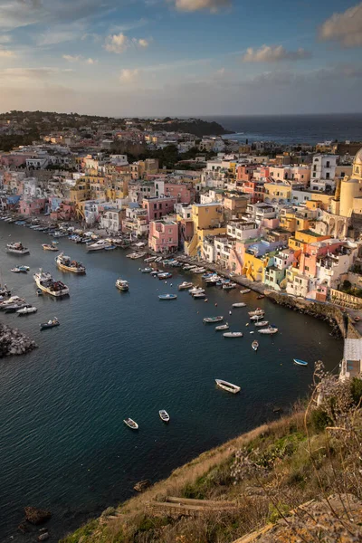 カラフルなマリーナや狭い通り ビーチで有名なイタリアの美しい島のプロシダ — ストック写真