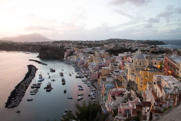 Gyönyörű Olasz Sziget Procida Híres Színes Kikötő Apró Keskeny Utcák — Stock Fotó