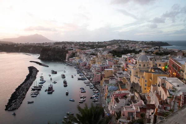 カラフルなマリーナや狭い通り ビーチで有名なイタリアの美しい島のプロシダ — ストック写真