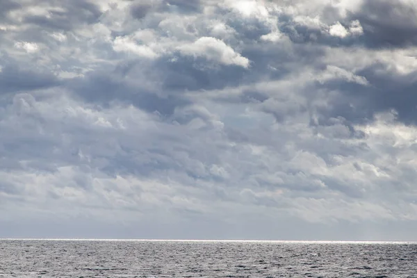 Морской Пейзаж Темными Облаками Светом — стоковое фото