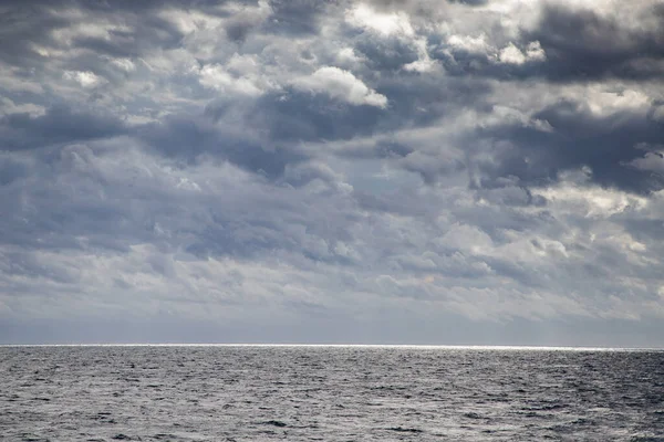Meereslandschaft Mit Dunklen Wolken Und Licht — Stockfoto