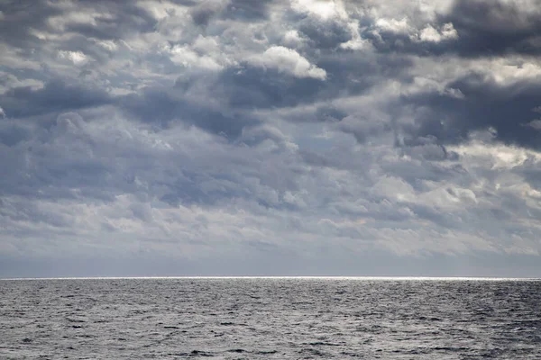 Meereslandschaft Mit Dunklen Wolken Und Licht — Stockfoto