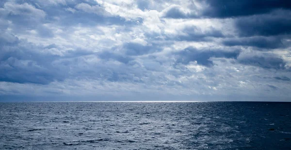 Havsutsikt Med Mörka Moln Och Ljus — Stockfoto