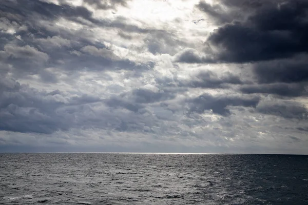 Zeegezicht Met Donkere Wolken Licht — Stockfoto