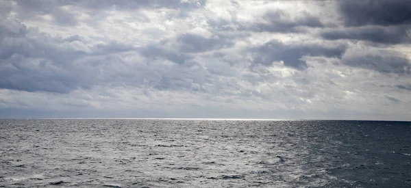 暗い雲と光の海 — ストック写真