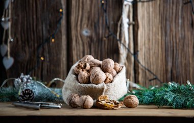 Şenlikli Noel fındıkları çuval bezinden yuvarlanıyor.
