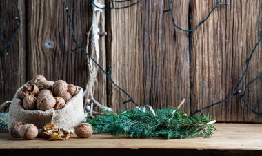 Şenlikli Noel fındıkları çuval bezinden yuvarlanıyor.