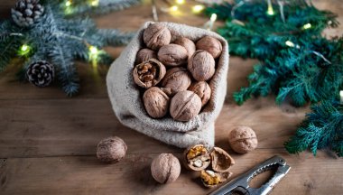 Şenlikli Noel fındıkları çuval bezinden yuvarlanıyor.