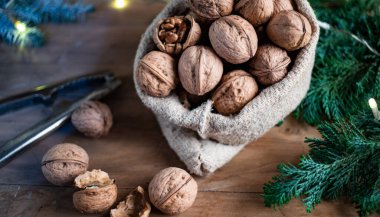 Şenlikli Noel fındıkları çuval bezinden yuvarlanıyor.