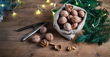 Şenlikli Noel fındıkları çuval bezinden yuvarlanıyor.