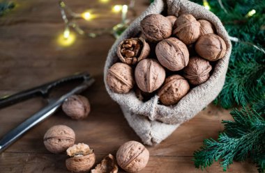 Şenlikli Noel fındıkları çuval bezinden yuvarlanıyor.