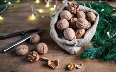 Şenlikli Noel fındıkları çuval bezinden yuvarlanıyor.