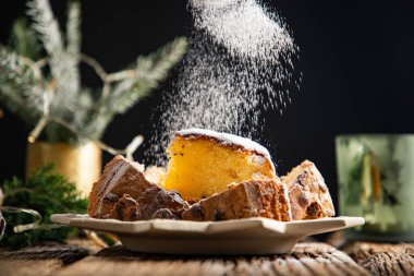 Ahşap masada Noel kurabiyeleri