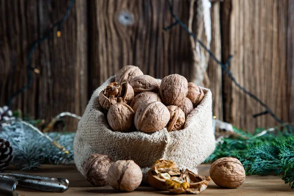 Slavnostní Vánoční Ořechy Kutálející Pytle — Stock fotografie