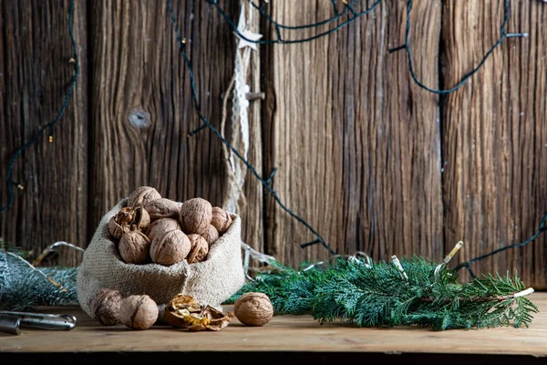Şenlikli Noel Fındıkları Çuval Bezinden Yuvarlanıyor — Stok fotoğraf