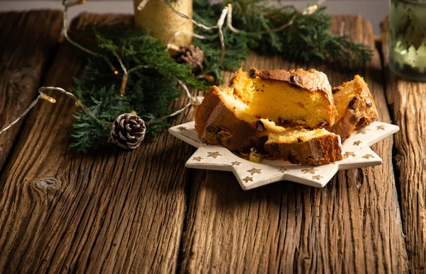 木のテーブルでお祝いのクリスマスクッキー — ストック写真