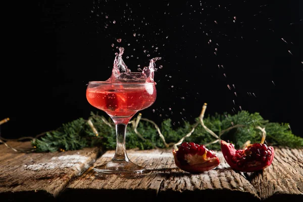 Spritzender Cocktail Und Feuerwerk Zum Jahreswechsel — Stockfoto