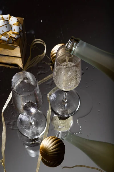 Zwei Sektgläser Reflektieren Glas Silvester Hintergrund — Stockfoto