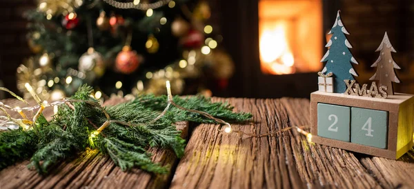 Weihnachtsdekoration Auf Holz Hintergrund Kamin — Stockfoto