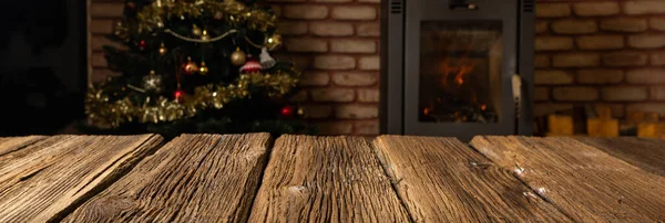 木制背景壁炉上的圣诞装饰品 — 图库照片