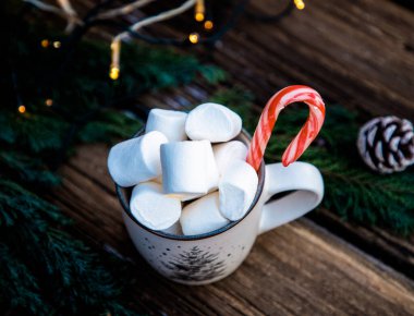 Tahta masadaki lokumlu sıcak Noel içeceği.