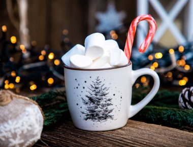 Tahta masadaki lokumlu sıcak Noel içeceği.