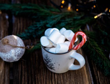 Tahta masadaki lokumlu sıcak Noel içeceği.