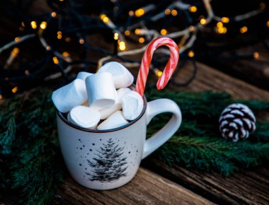 Tahta masadaki lokumlu sıcak Noel içeceği.