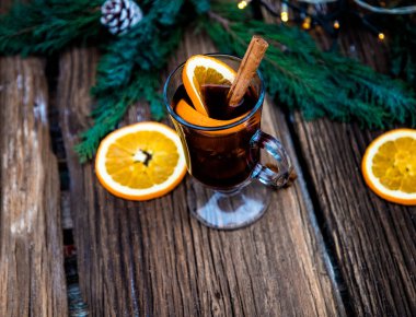 Yılbaşı içkisi ahşap masada.