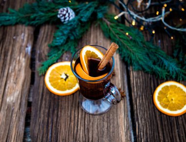 Yılbaşı içkisi ahşap masada.