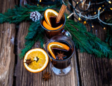 Yılbaşı içkisi ahşap masada.