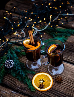 Yılbaşı içkisi ahşap masada.