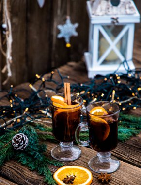 Yılbaşı içkisi ahşap masada.