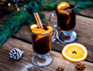 Yılbaşı içkisi ahşap masada.