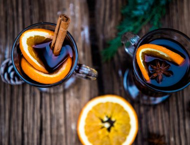 Yılbaşı içkisi ahşap masada.