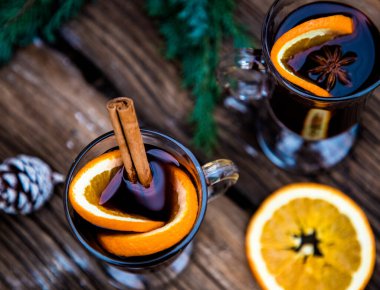 Yılbaşı içkisi ahşap masada.