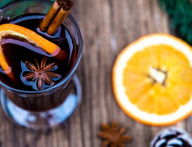 Yılbaşı içkisi ahşap masada.