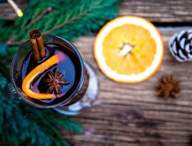 Yılbaşı içkisi ahşap masada.