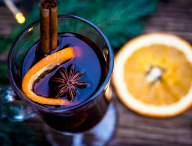 Yılbaşı içkisi ahşap masada.