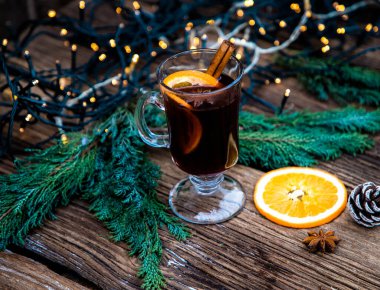 Yılbaşı içkisi ahşap masada.