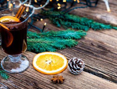 Yılbaşı içkisi ahşap masada.