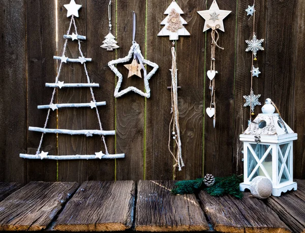 木製のテーブルにクリスマスの装飾 — ストック写真
