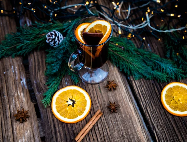 Glühwein Weihnachtsgetränk Auf Holztisch — Stockfoto